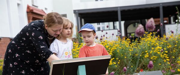 Infotafel im naturnah gestalteten Innenhof, Projekt „Treffpunkt Vielfalt“ in Berlin-Spandau.
