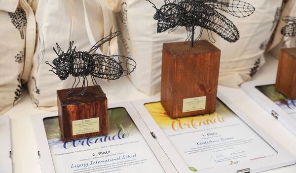 Urkunden und Trophäen