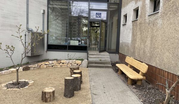 Fertiges „Trittstein“-Beet mit heimischen Wildpflanzen und Sitzgelegenheiten