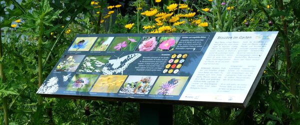 Schautafel im Naturgarten aus dem Projekt „Treffpunkt Vielfalt“ in Berlin-Reinickendorf.