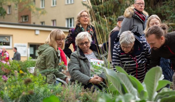 PikoPark Märkische Scholle: Peter Müller (Stiftung für Mensch und Umwelt; rechts) erklärt die Bepflanzung.