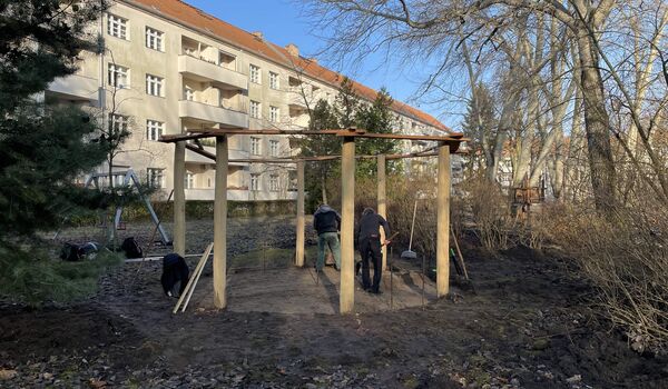 Stadtnatur: Hier entsteht ein Pavillon auf einer (zukünftig) naturnah gestalteten Hoffläche in Berlin-Lichtenberg