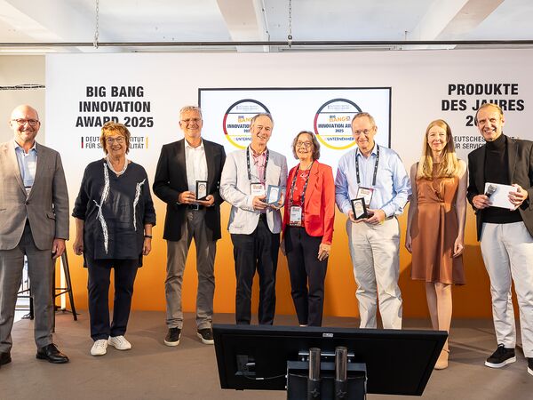 Die Stiftungsleitung Dr. Corinna Hölzer und Cornelis Hemmer (4.+5. v. l.) bei der Verleihung eines BIG BANG INNOVATION Awards 2025