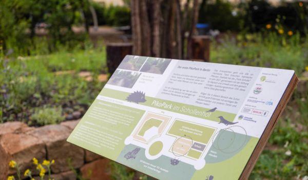 Die Tafeln informieren über die Pflanzen, Tiere und Besonderheiten des kleinen Parks.