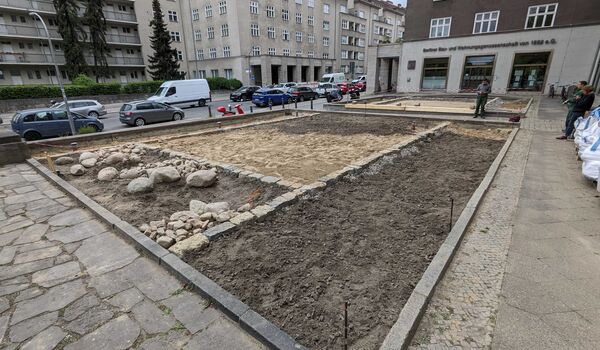 Naturnahe Firmengelände: Berliner Bau- und Wohnungsgenossenschaft von 1892 eG, Fläche während der Umgestaltung