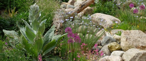 Naturgärten laden zum Sitzen und Entspannen ein.