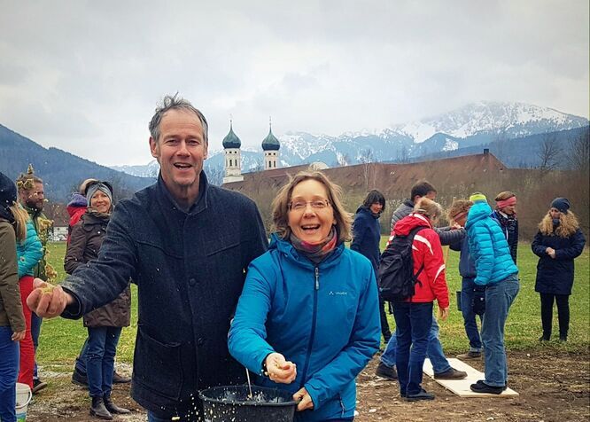 Dr. Corinna Hölzer und Cornelis Hemmer sind immer in Aktion. Dabei ist Biodiversität fördern immer angesagt!