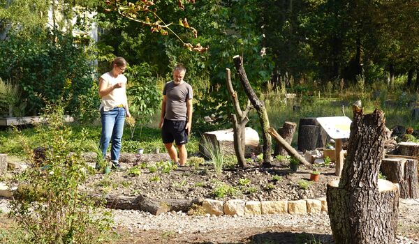 Mitarbeiter aus dem Naturgartenteam der Stiftung für Mensch und Umwelt im neuen Trittsteinbiotop
