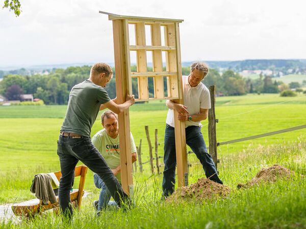 Aufbau einer großen Wildbienennisthilfe
