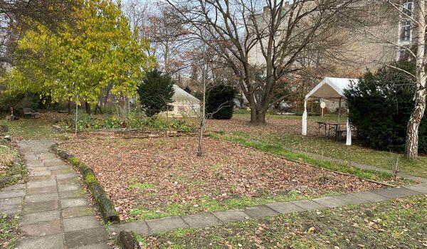 Anvisierte, ungestaltete Fläche für ein Trittsteinbiotop auf dem Gelände des Schul-Umwelt-Zentrums (SUZ) Berlin Mitte