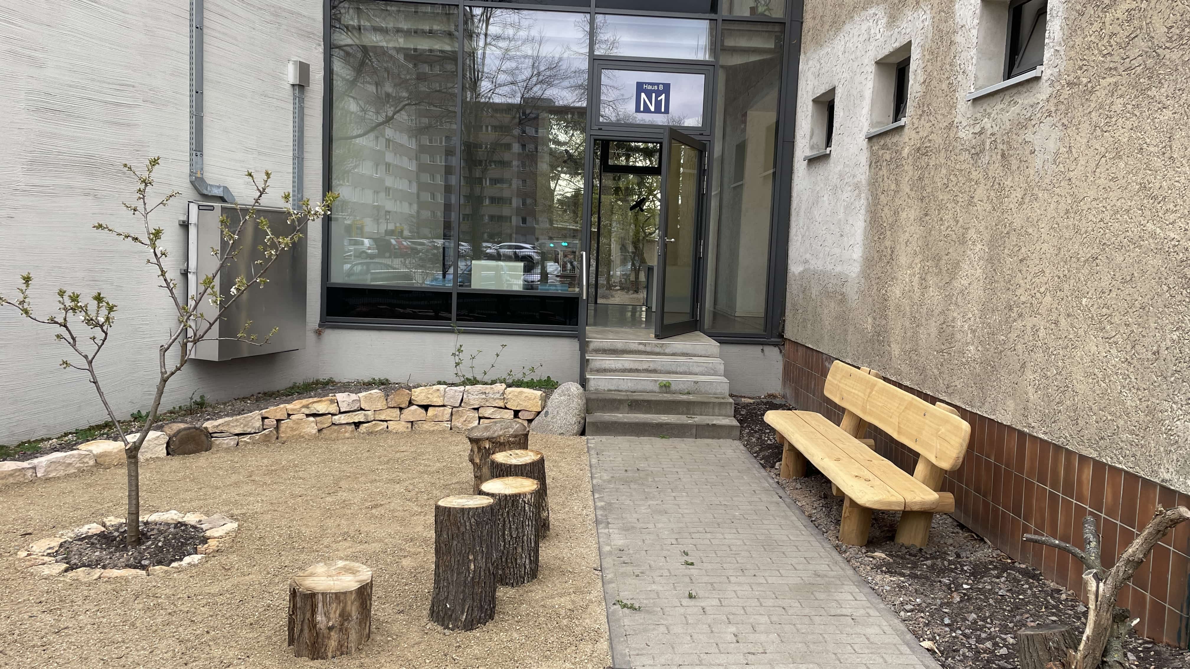 Fertiges „Trittstein“-Beet mit heimischen Wildpflanzen und Sitzgelegenheiten
