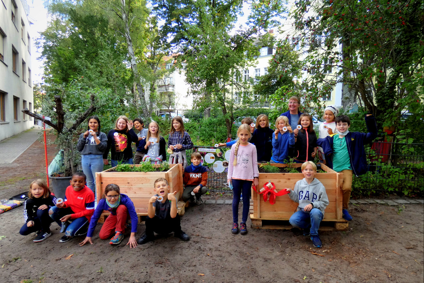 Projekt "Wildbienenbuffets für Grundschulen": Grundschüler weihen Hochbeete mit insektenfreundlichen Pflanzen ein